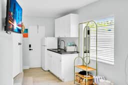Kemp's Ridley 9- Compact Beachside Studio w/ pool - Image 4