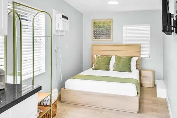 Kemp's Ridley 9- Compact Beachside Studio w/ pool - Image 1