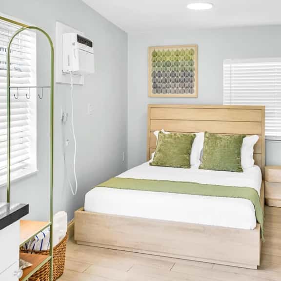 Kemp's Ridley 9- Compact Beachside Studio w/ pool - Image 1