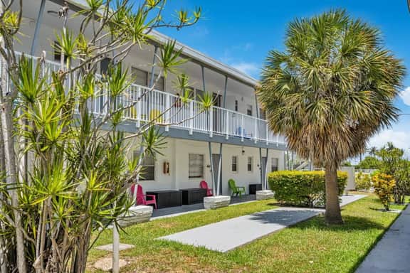 Kemp's Ridley 9- Compact Beachside Studio w/ pool - Image 3