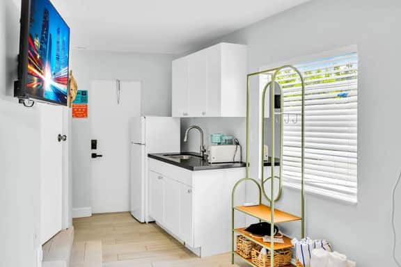 Kemp's Ridley 9- Compact Beachside Studio w/ pool - Image 4
